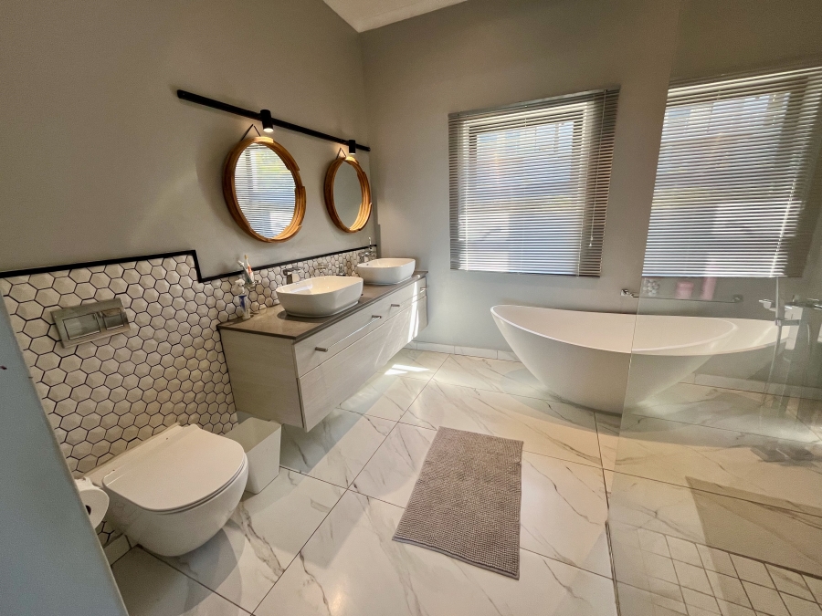 5 Bedroom Property for Sale in Onrus Western Cape